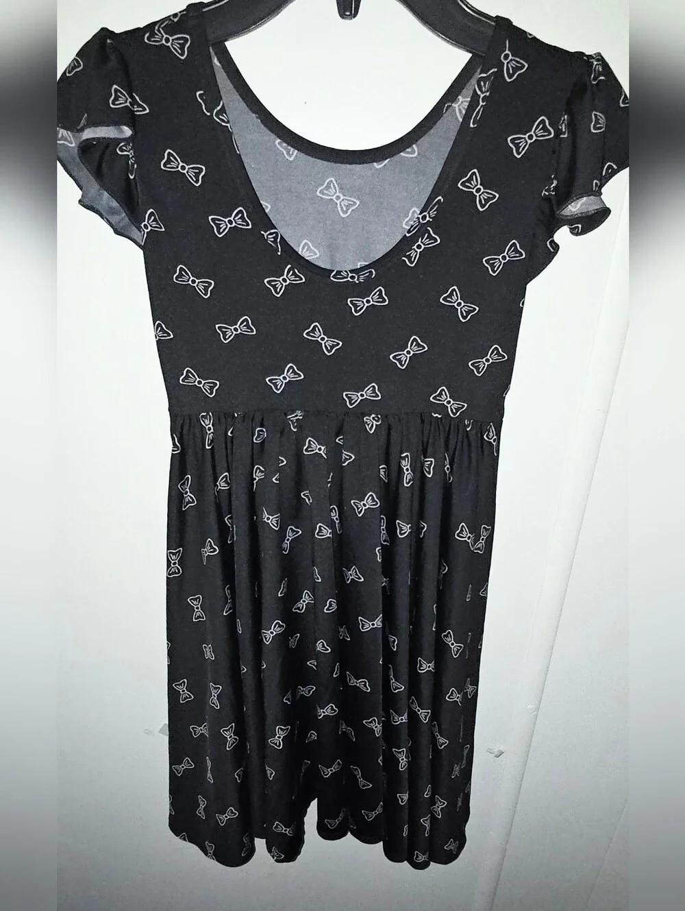 Dot Dot Smile Black With White  Bow-Print Ruffle Sleeved Dress